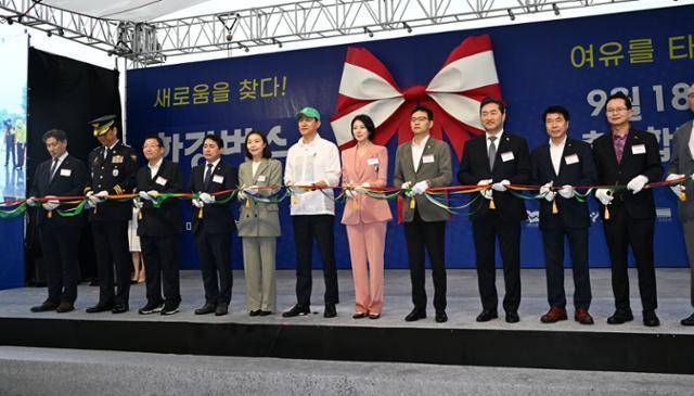 오세훈(가운데) 서울시장과 선착장 소재지 지역구 국회의원 및 구청장, 인접 기초자치단체장들이 17일 영등포구 여의도선착장에서 열린 한강버스 취항식에서 리본을 자르고 있다. 서울시 제공