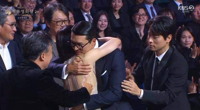 19일 제46회 청룡영화상이 서울 영등포구 여의도 KBS홀에서 개최됐다. 행사는 지난해에 이어 배우 한지민과 이제훈이 공동 MC를 맡았다. KBS2 영상 캡처