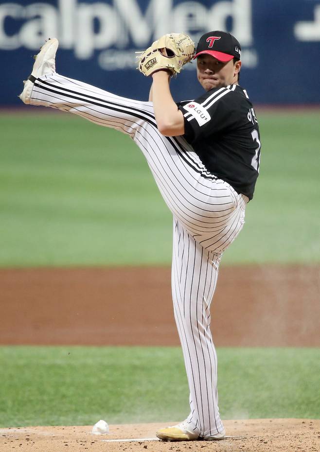 2023 KBO 프로야구 키움히어로즈와 LG트윈스의 경기가 5일 오후 서울 고척스카이돔에서 열렸다. LG 선발 이민호가 등판, 공을 던지고 있다. 고척=김민규 기자 mgkim1@edaily.co.kr /2023.04.05/