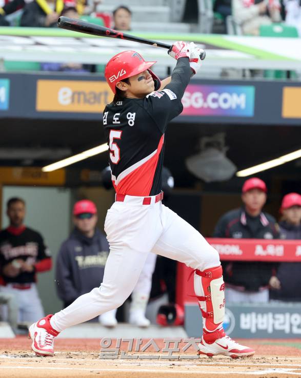 10일 오후 인천 SSG 랜더스필드에서 열린 2025 프로야구 KIA 와 SSG경기. KIA 김도영이 1회 1타점 중견수 희생플라이를 날리고있다. 인천=정시종 기자 capa@edaily.co.kr /2025.05.10.