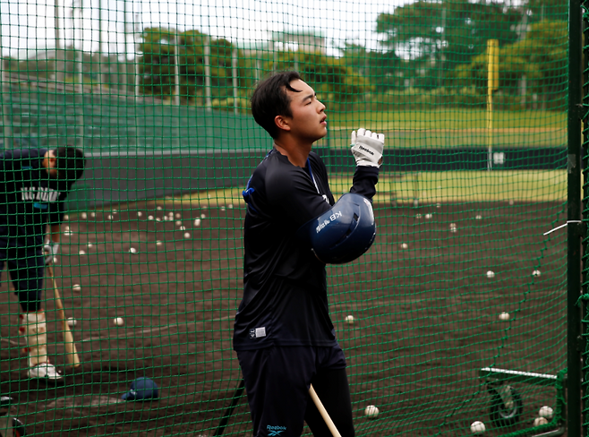 NC 내야수 김휘집이 일본 오키나와 캠프에서 타격 훈련을 소화하며 힘들어하고 있다. 사진=NC 제공