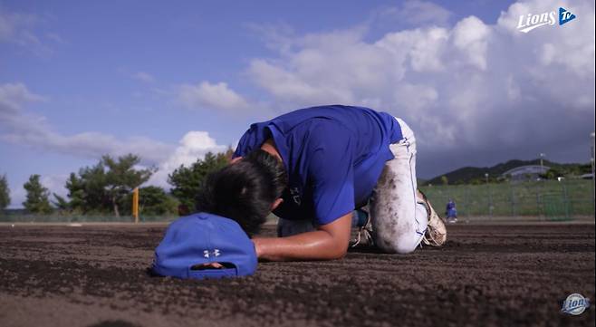 삼성 마무리 캠프 도중 박진만 감독의 펑고 훈련에 힘들어 하는 삼성 이해승. 사진=라이온즈tv 캡처