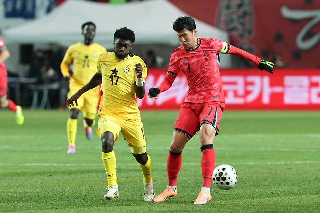 <yonhap photo-4166=""> 경합 펼치는 손흥민 (서울=연합뉴스) 서대연 기자 = 18일 서울 마포구 서울월드컵경기장에서 열린 남자축구 국가대표 A매치 평가전 대한민국과 가나의 경기. 손흥민이 경합을 펼치고 있다. 2025.11.18 dwise@yna.co.kr/2025-11-18 20:47:34/ <저작권자 ⓒ 1980-2025 ㈜연합뉴스. 무단 전재 재배포 금지, AI 학습 및 활용 금지></yonhap>