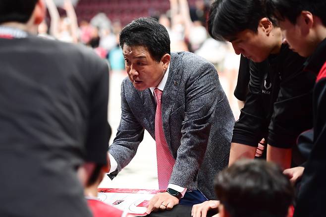 19일 안양 KT전에서 작전을 지시하는 유도훈 감독. KBL 제공