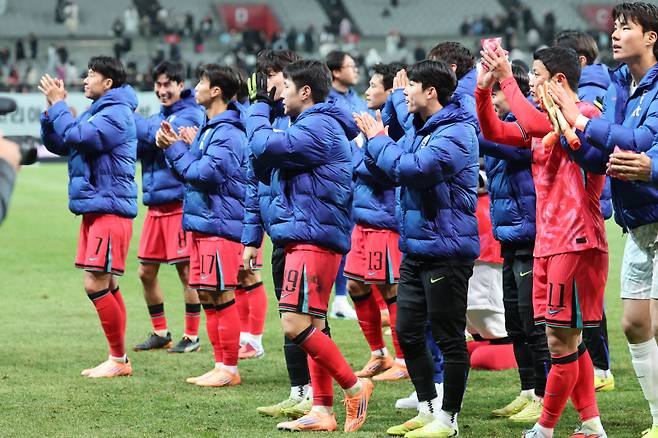 <yonhap photo-4686=""> 관중에 인사하는 대표팀 선수들 (서울=연합뉴스) 서대연 기자 = 18일 서울 마포구 서울월드컵경기장에서 열린 남자축구 국가대표 A매치 평가전 대한민국과 가나의 경기. 1-0으로 승리를 거둔 우리나라 선수들이 관중에 인사하고 있다. 2025.11.18 dwise@yna.co.kr/2025-11-18 22:04:02/ <저작권자 ⓒ 1980-2025 ㈜연합뉴스. 무단 전재 재배포 금지, AI 학습 및 활용 금지></yonhap>