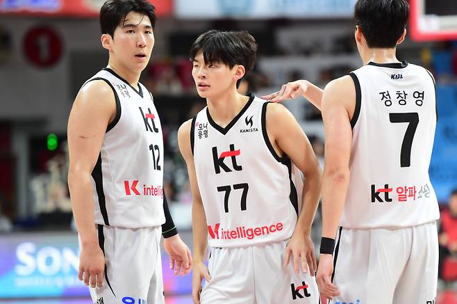 19일 안양실내체육관에서 열린 2025~26 LG전자 프로농구 정규리그 안양 정관장전에서 프로 데뷔전을 치른 강성욱이 선배들의 독려를 받고 있다. KBL 제공