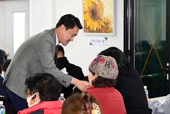 최재훈 달성군수가 현풍읍 주요사업설명회 참석자들과 인사를 나누고 있다 [사진=달성군]