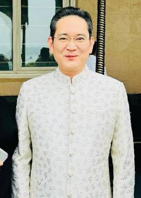 지난해 인도 뭄바이에서 열린 암바니 회장의 막내아들 결혼식에 인도 의상을 입고 참석한 이재용 삼성전자 회장. [중앙포토]