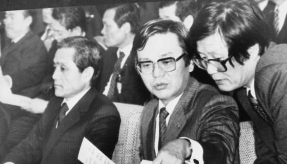 전두환은 경제 전문가들이 소신에 따라 일관성 있는 정책을 펼칠 수 있도록 뒷받침했다. 때론 여당인 민정당 등 정치권의 반발도 막아줬다. 전두환 정부 당시 김재익(① 오른쪽)·사공일(② 왼쪽) 청와대 경제수석과 김만제(가운데) 부총리 겸 경제기획원 장관. [중앙포토]