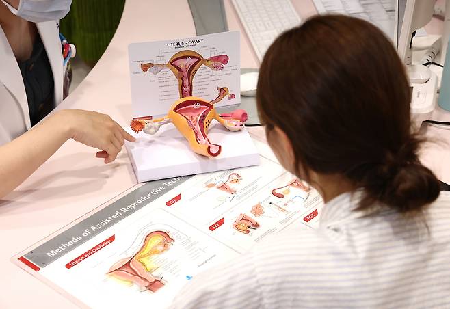 병원 난임센터에서 한 여성이 의료진과 상담하는 모습. 연합뉴스