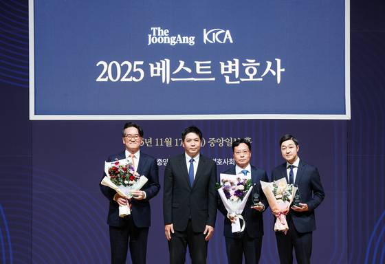 2025 중앙일보-한국사내변호사회 변호사 평가 시상식이 17일 서울 마포구 중앙일보에서 열렸다. 이날 이재환 한국사내변호사회 회장(가운데)과 베스트 변호사 중대재해·산업안전 분과 수상자들이 기념촬영을 하고 있다. 우상조 기자