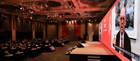 2025 중앙포럼이 19일 서울 중구 롯데호텔 서울에서 열렸다. 이날 리처드 하스 미국외교협회 명예회장의 기조연설 영상이 나오고 있다. 김경록 기자