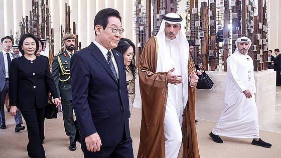 이재명 대통령이 17일(현지 시간) 아랍에미리트 아부다비 왕립공항에 도착해 칼둔 칼리파 알 무바라크 아부다비 행정청장의 안내를 받으며 이동하고 있다. 전민규 기자