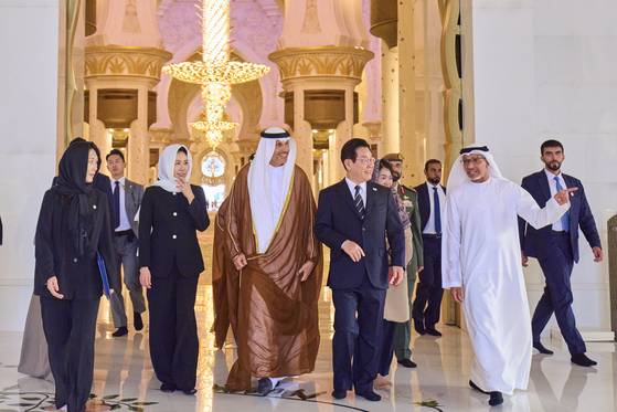 아랍에미리트(UAE)를 국빈 방문한 이재명 대통령과 김혜경 여사(왼쪽)가 17일 아부다비 셰이크 자이드 그랜드 모스크에서 칼둔 칼리파 알 무바락 아부다비 행정청장(왼쪽 둘째)과 함께 내부를 둘러보고 있다. [대통령실사진기자단]