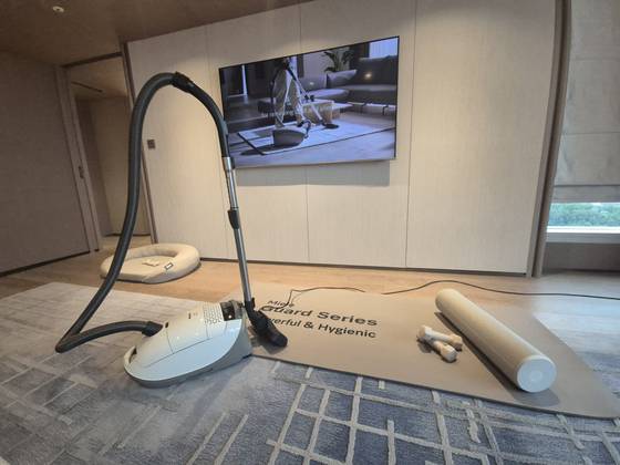 지난 9월 17일 독일 프리미엄 가전 브랜드 밀레가 서울 삼성동 웨스틴 서울 파르나스 호텔에서 먼지봉투형 진공청소기 ‘가드(Guard) 시리즈’ 런칭 행사를 열었다. 사진은 자동 바닥 감지 모드가 탑재된 L1 모델에서 소파 모드를 클릭하고 있는 모습이다. 이우림 기자