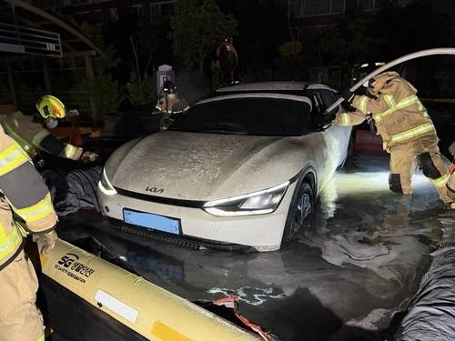 ▲ 19일 새벽 제주 전기차 화재 진압하는 소방대원들 [제주도 소방안전본부 제공]