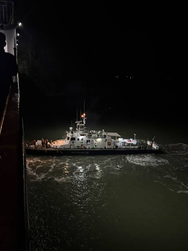 ▲ 승객 구조를 위해 출동한 해양경찰 [시청자 제공]