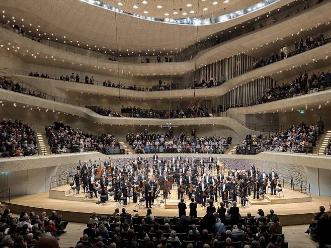 NDR 엘브필하모니가 공연을 마친 후 관객에게 인사하고 있다. / 사진. © 유혁준