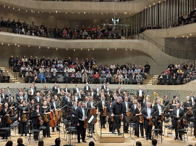 지난 10월 17일 열린 NDR 엘브필하모니 공연의 커튼콜 / 사진. © 유혁준