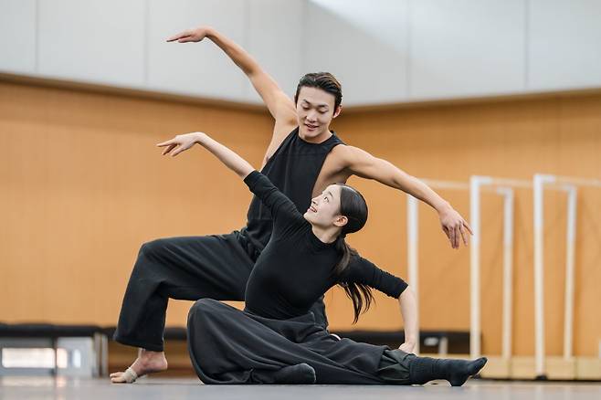 19일 서울 중구 국립극장 해오름극장 연습실에서 열린 국립무용단 '거장의 숨결' 시연회에서 무용수들이 국수호의 '티벳의 하늘'을 춤추고 있다./사진=국립극장