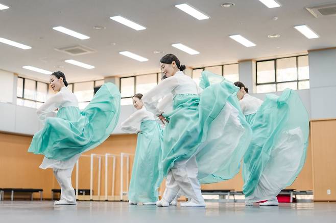 19일 서울 중구 국립극장 해오름극장 연습실에서 열린 국립무용단 '거장의 숨결' 시연회에서 무용수들이 김현자의 '매화를 바라보다'를 선보이고 있다./사진=국립극장