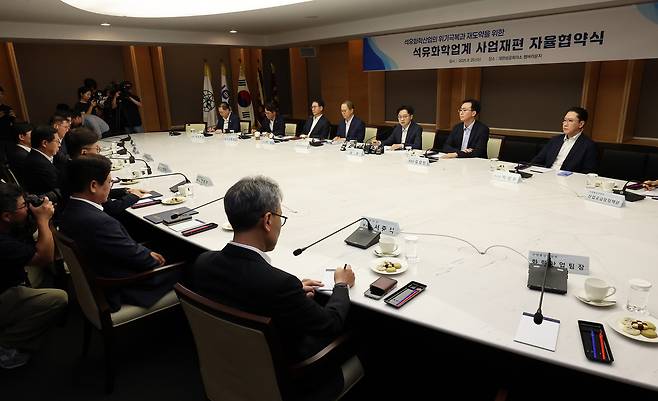 김정관 산업통상자원부 장관이 지난 8월20일 서울 중구 대한상공회의소에서 열린 석유화학업계 사업재편 자율협약식에서 모두발언을 하고 있다. 연합뉴스