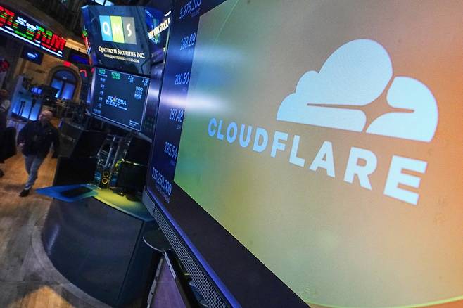 클라우드플레어의 로고가 18일 미국 뉴욕증권거래소의 한 모니터에 표출돼 있다. AP연합뉴스