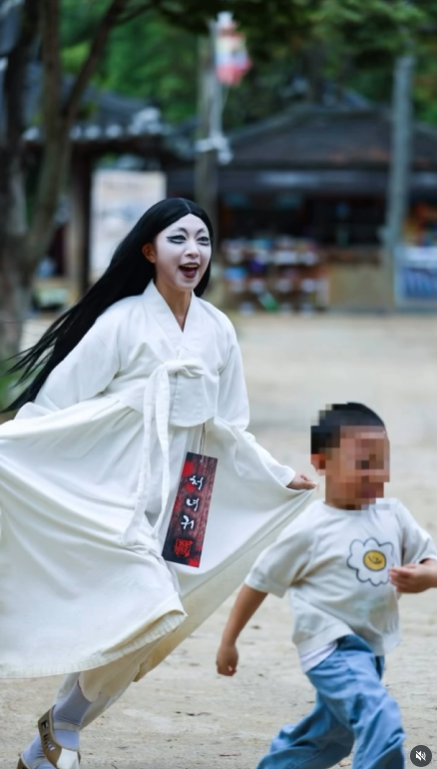 ‘귀신사바 귀신놀이’는 ‘귀신들의 잃어버린 물건을 찾아주면 보답을 해준다’는 설정 아래 조선 시대 귀신들이 마을 곳곳을 누비며 상황극을 펼치는 한국민속촌 대표 가을 콘텐츠다. 핵심 캐릭터인 ‘K귀신’들은 서양식 좀비나 유령과 달리 한국 정서에 최적화된 비주얼과 능청스러운 행동으로 관람객의 몰입을 끌어낸다. 한국민속촌 제공