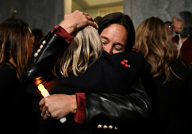 미 하원에서 18일(현지시간) 엡스타인 문건 공개 법안이 통과되자 엡스타인으로부터 성착취를 당했던 생존자들이 서로 얼싸안고 기뻐하고 있다. 로이터연합뉴스