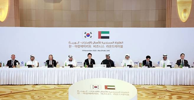 아랍에미리트연합(UAE)을 국빈 방문 중인 이재명 대통령이 19일(현지시간) 아부다비의 한 호텔에서 열린 한-UAE 비즈니스 라운드테이블에서 발언하고 있다. 왼쪽부터 정의선 현대자동차 그룹 회장, 압둘라 사이프 알 누아이미 주한UAE 대사, 류진 한국경제인협회 회장, 알 스와이디 투자부 장관, 이재명 대통령, 칼리드 왕세자, 칼둔 칼리파 알 무바라크 무바달라 CEO, 김정관 산업부 장관, 알제유디 대외무역부장관, 이재용 삼성전자 회장. 연합뉴스