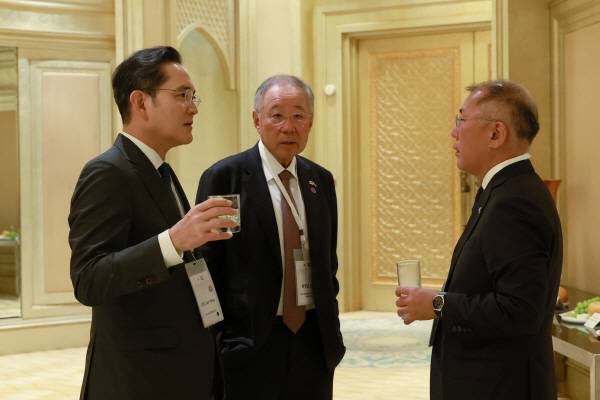 이재용 삼성전자 회장, 류진 한경협 회장, 정의선 현대차 그룹 회장이 아부다비 에미레이트 팰리스 호텔에서 열린 ‘한-UAE 비즈니스 라운드테이블’에 참석해 환담을 나누고 있다. 한경협 제공