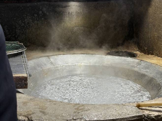 Freshly caught anchovies are boiled in salt water in Namhae, South Gyeongsang, on Nov. 5. [LEE SOO-JUNG]