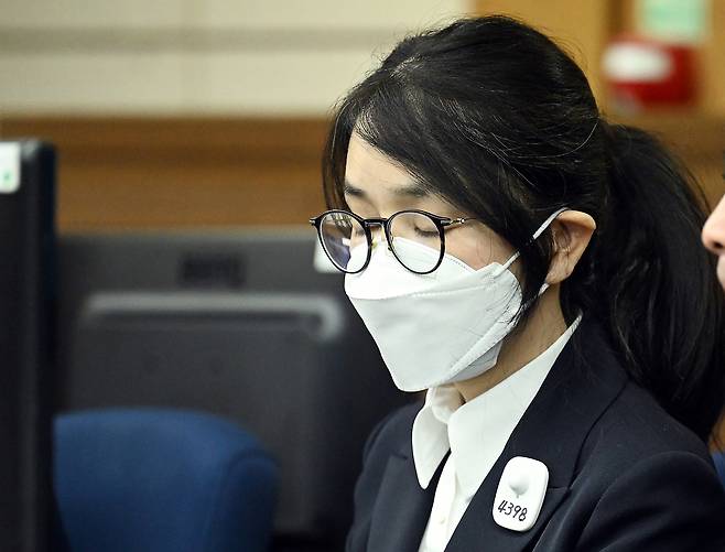 Kim Keon Hee closes her eyes as she appears for the first hearing for her corruption charges at the Seoul Central District Court in Seocho District, southern Seoul, on Sept. 24. [NEWS1]