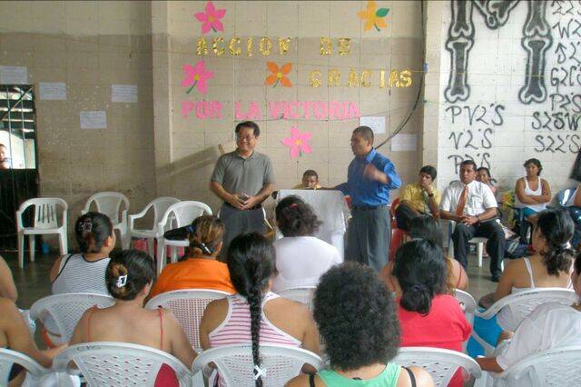 2000년 엘살바도르 여자 교도소에서 설교하는 김석기 목사의 모습.