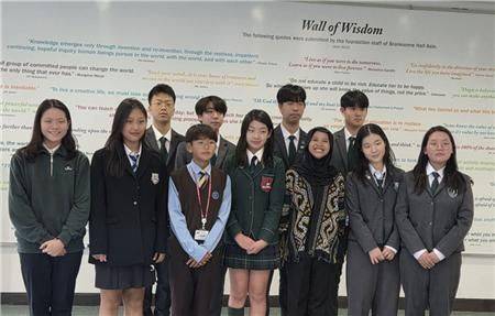 에쉬니나(앞줄 오른쪽 세 번째)가 브랭섬홀 아시아 등 제주 지역 국제학교 학생들과 함께 기념촬영을 하고 있다. 오마이어스 제공