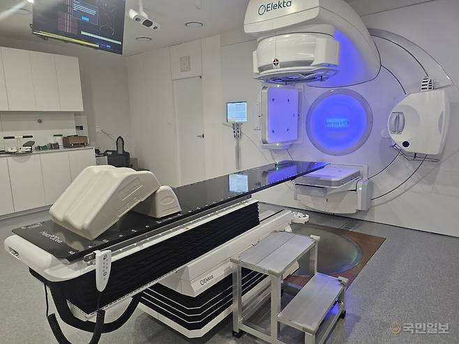 동남권원자력의학원 방사선치료실에 설치된 첨단 선형가속기. 치료용 침대와 고정 보조장비가 환자의 자세를 정밀하게 맞춰 방사선 조사를 돕는다. 국민일보DB
