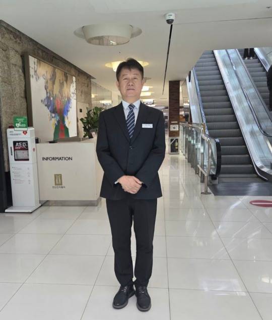 안기형 씨가 근무하는 1층 로비에서 포즈를 취했다. [사진제공=안기형]
