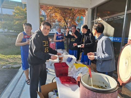 참가 선수들이 박정길 회장 부인이 준비한 점심식사를 하고 있다.