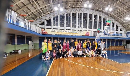 참가 선수들이 함께 기념 포즈를 취한 모습.