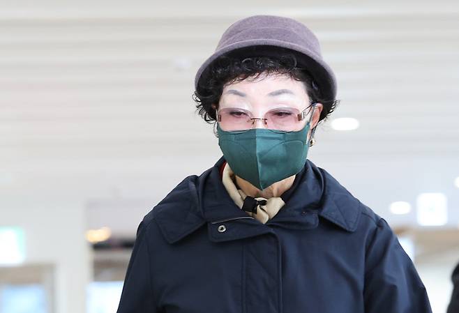 양평 공흥지구 개발 특혜 의혹과 관련해 김건희 여사의 모친 최은순씨가 4일 서울 광화문 KT 빌딩에 마련된 김건희특검 사무실에 피의자 신분으로 출석하고 있다. 2025.11.4 / 사진=연합뉴스