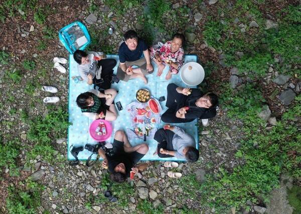 ▲ 입사마을 주민들과 경남신문 심부름센터 기자들. 사진=경남신문 제공