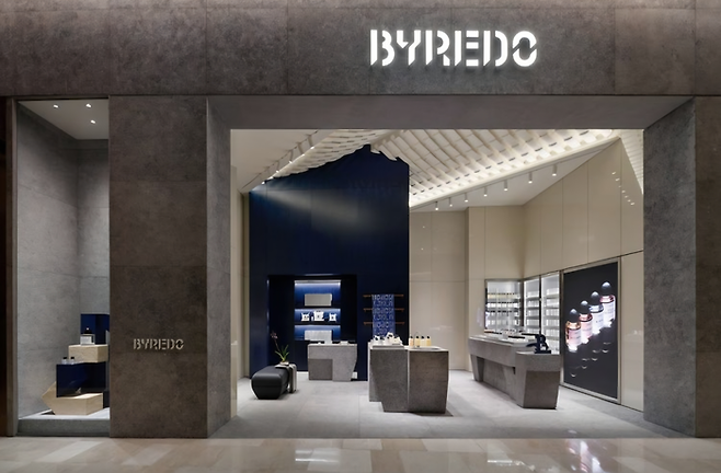 롯데백화점은 지난 13일 잠실 롯데월드몰에 젠더리스 뷰티&퍼퓸 브랜드 바이레도의 플래그십 매장을 유통사 최초로 오픈했다. [바이레도]