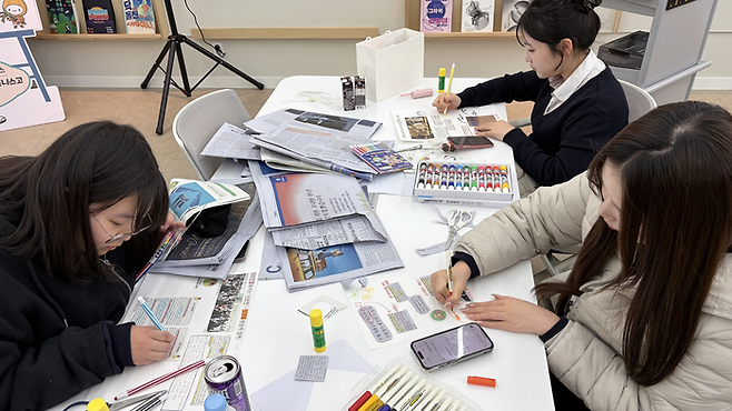 매일경제신문과 틴매일경제을 활용해 신문 스크랩 활동을 하는 학생들의 모습. [전지원 인턴기자]
