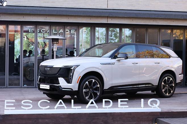19일 오전 서울 강남구 앤헤이븐에서 열린 캐딜락 ‘에스컬레이드 IQ’ 출시 행사에서 차량이 전시되어 있다. 캐딜락의 세 번째 전기차 ‘에스컬레이드 IQ’는 205kWh 대용량 배터리를 탑재해 국내 최장 수준인 1회 충전 주행가능 거리 739㎞(복합 기준)를 인증받았다.[연합뉴스]