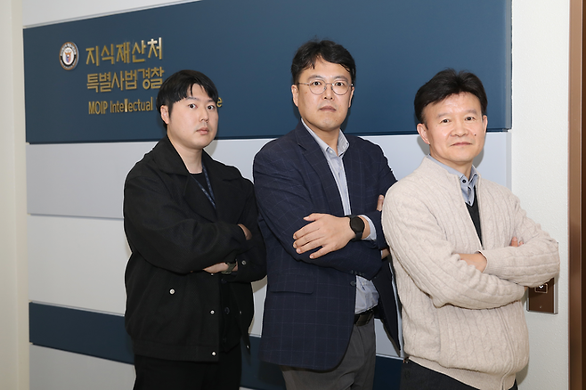 고상호 수사관, 이동훈 수사팀장, 강지호 사무관(왼쪽부터)이 정부대전청사에 위치한 지식재산처 특별사법경찰 집무실 앞에서 포즈를 취하고 있다. [지식재산처]