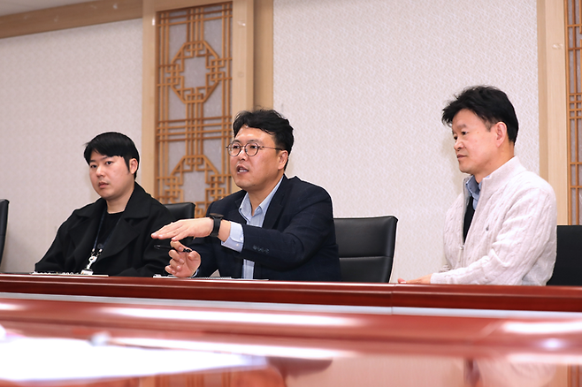 고상호 수사관, 이동훈 수사팀장, 강지호 사무관(왼쪽부터)이 정부대전청사에서 매일경제신문과 인터뷰하고 있다. [지식재산처]