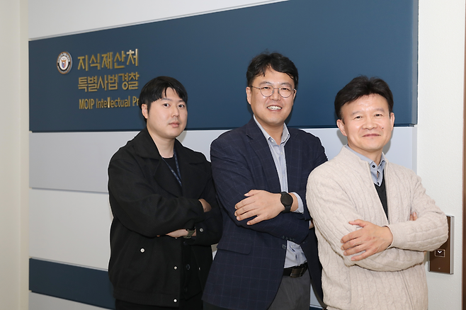 고상호 수사관, 이동훈 수사팀장, 강지호 사무관(왼쪽부터)이 정부대전청사에 위치한 지식재산처 특별사법경찰 집무실 앞에서 포즈를 취하고 있다. [지식재산처]