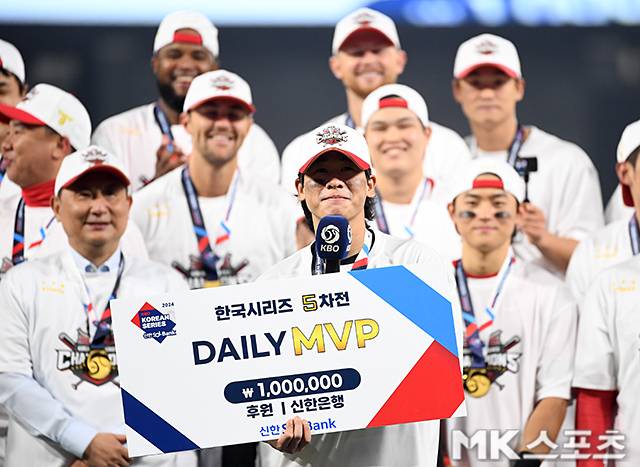 KIA가 2017년 이후 7년 만에 통합우승과 함께 통산 열두 번째 우승컵을 들어올렸다. KIA는 2024년 10월 28일 오후 광주-기아챔피언스 필드에서 ‘2024 신한 SOL Bank KBO리그’ 삼성와의 한국시리즈(KS·7전4선승제) 5차전에서 7-5로 승리하면서 시리즈 전적 4승1패로 통합우승을 달성했다. 5차전 MVP 박찬호가 기념촬영을 하고 있다. 사진=천정환 기자