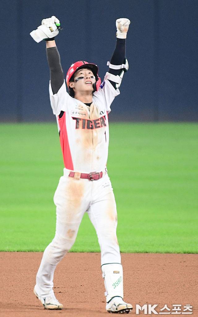 2024년 10월 28일 오후 광주-기아챔피언스 필드에서 ‘2024 신한 SOL Bank KBO리그’ 삼성 라이온즈와 KIA 타이거즈의 한국시리즈(KS·7전4선승제) 5차전이 열렸다. 8회말 1사 1루에서 KIA 박찬호가 1타점 2루타를 치고 진루한 후 환호하고 있다. 사진=김영구 기자