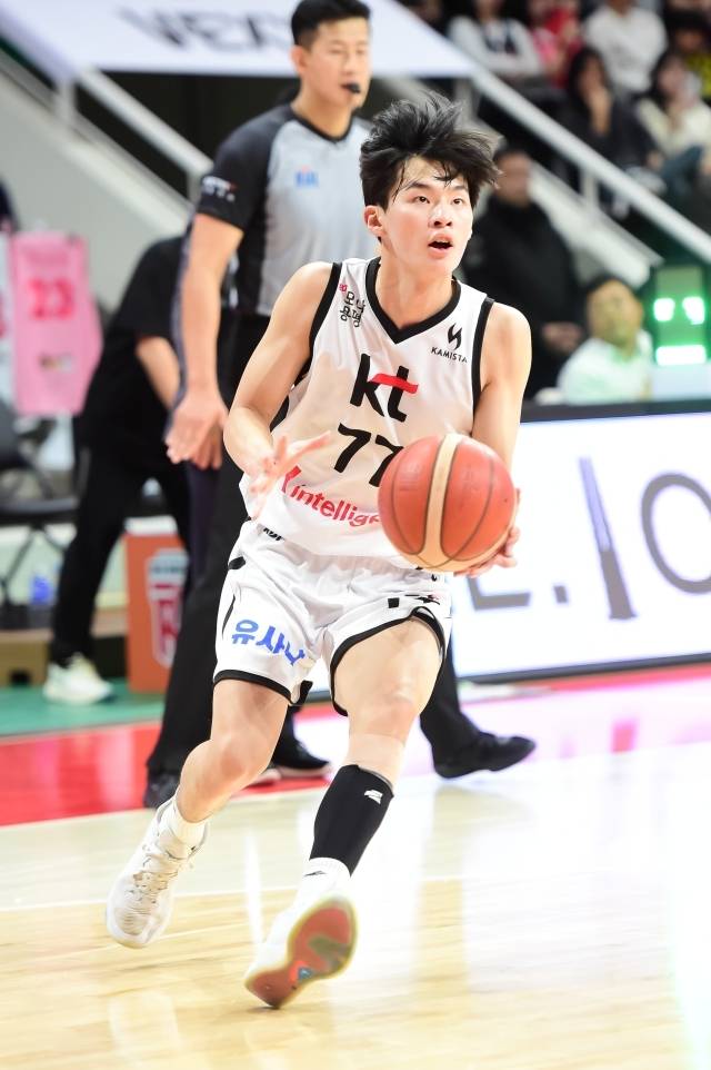 신인 강성욱이 데뷔 전부터 멋진 모습을 보였다. 사진=KBL 제공